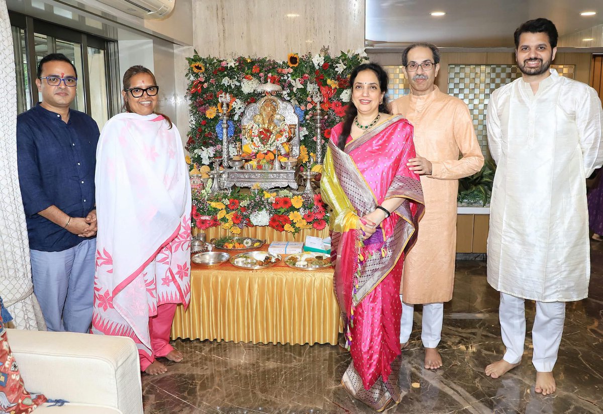 SardesaiVarun's tweet photo. मा. उद्धवसाहेब ठाकरे व मुंबई कांग्रेस अध्यक्षा खासदार वर्षाताई गायकवाड ह्यांनी आज आमच्या घरच्या बाप्पाचे दर्शन घेतले 🙏🏻 https://t.co/6rLUO4OGZ5