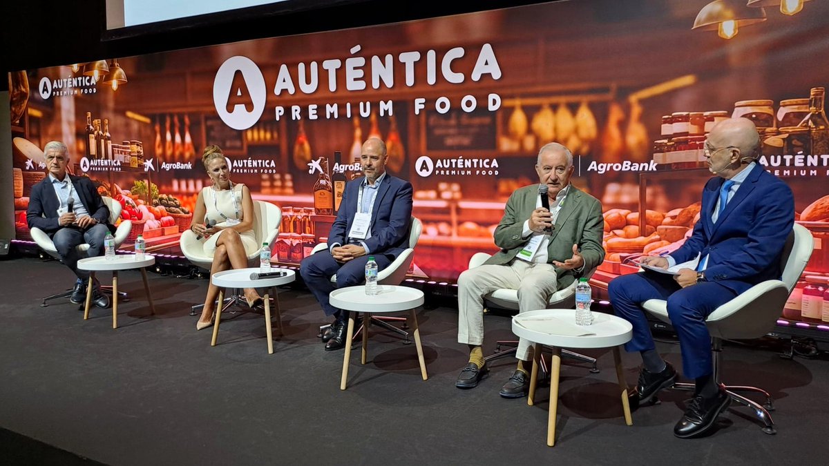 SomosCAEA's tweet photo. Muy interesante mesa debate “Rentabilidad y crecimiento como claves para crear valor en el sector agroalimentario” en @autenticafest. Innovación, sostenibilidad, internacionalización, eficiencia, digitalización e IA como palancas clave en la creación de valor en la cadena. https://t.co/FGHWHfZJcO