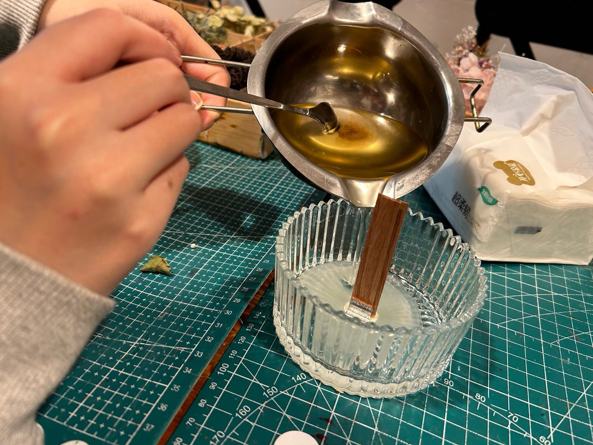 AlfrediaWirvp's tweet photo. Just finished my first hand-poured beeswax candle—warm honey scent + smooth crackle when lit  Nothing beats the coziness of handmade goods!， https://t.co/0xYIFVXTSA