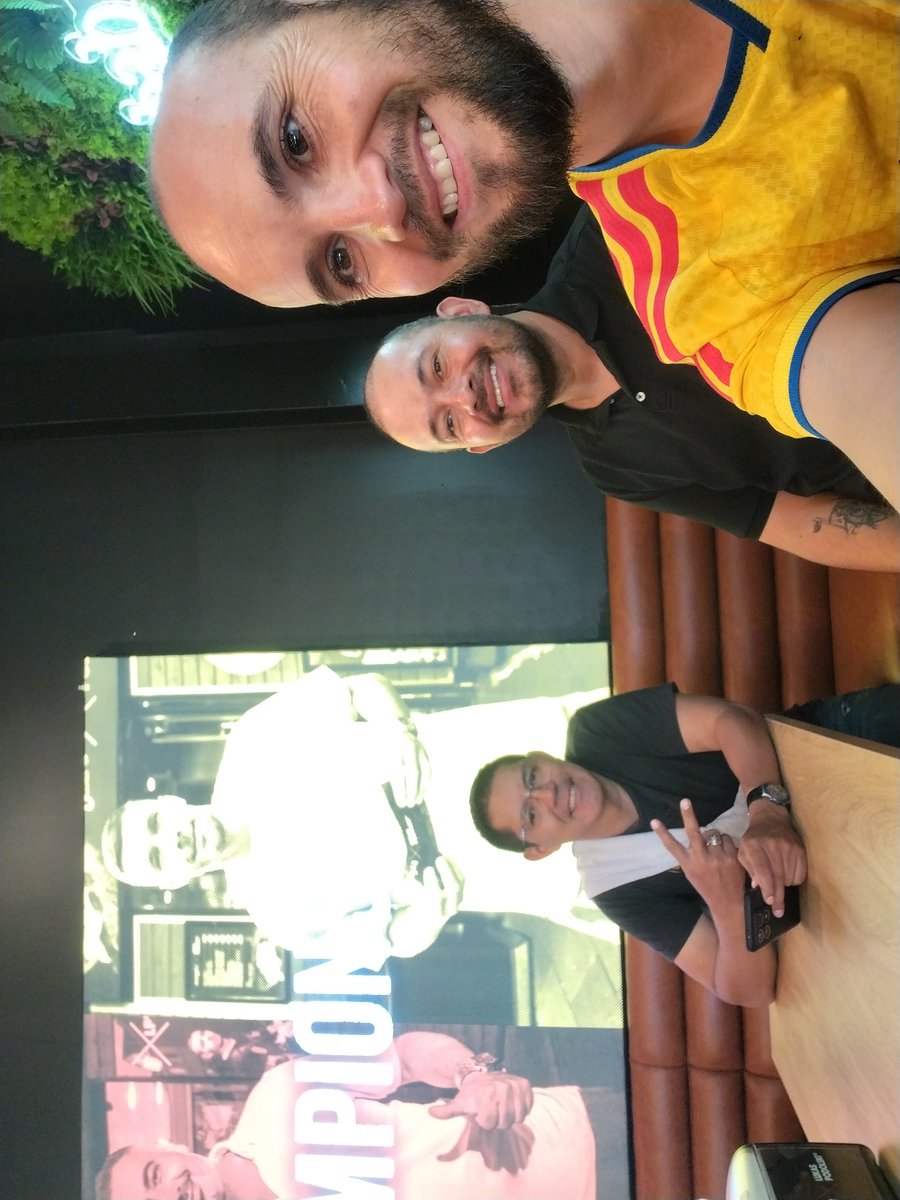 DDavier87's tweet photo. #kebabofchampions @Podolski10 https://t.co/90PmpX9tFJ