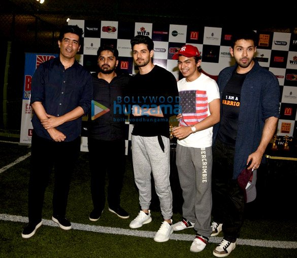BhaaratDhruga's tweet photo. QUESTION FOR SOORAJ PANCHOLI

@Sooraj9pancholi I saw your recent statement about not knowing @AUThackeray directly or indirectly.

Really?

4 images below images prove your "BHAIchara" at a sport event in 2017.

The whole Gang is there.

Read the next thread and see the video 👇👇