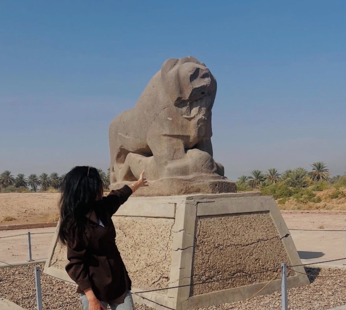sah98har's tweet photo. على طاري اثار بابل من رحت كان اكو بس شرطي عراقي برا وكان اكو كروب اسباني وكروب ايطالي وحجوا وياي بالانكلش وكالولي انتِ من اي دولة جاية كتلهم عراقية وكالوا محظوظة! وكانو منبهرين بالمنظر والشرح ويكولون العراق حكم العالم مرتين!
بس ماتعرضت لتحرش لان الموجودين اجانب ماكو عراقيين! https://t.co/SuoZ9Sa1vu