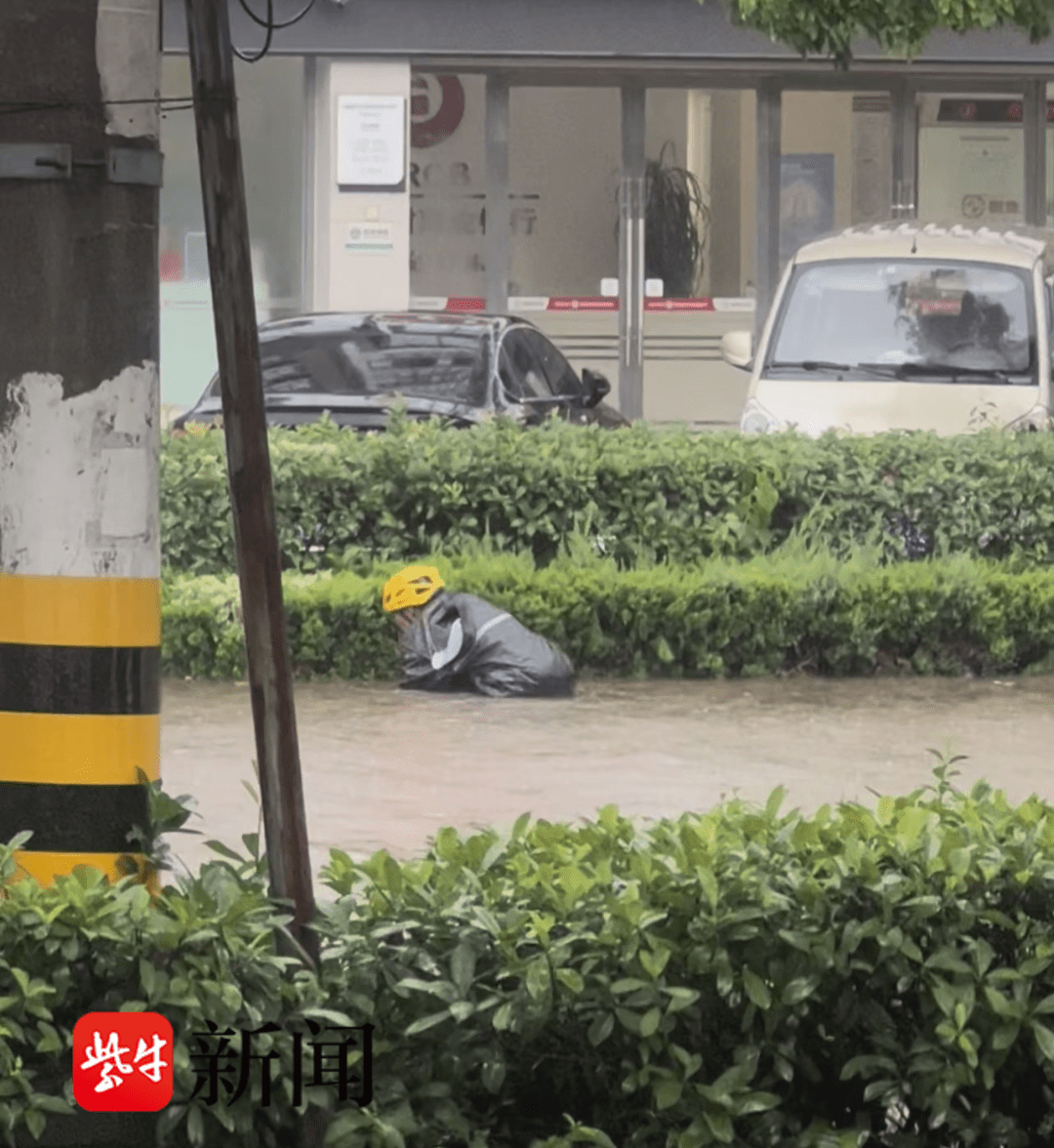 LenoraFass0bxc's tweet photo. A stranger held the door for me in the rain and handed me an extra tissue—small act, but it turned my whole rough day around. Kindness travels, always. https://t.co/shs9qR7u2R