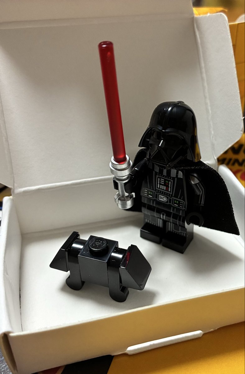 che_bloss's tweet photo. 足元の小さくて黒いやつ(どっちも黒いけど)グローグーにオゥケェされたやつだ！
ベイダー卿、すごく楽しそう
でも海で熱々の飲み物はどうなの？着てる服はタトゥイーンぽいけど海があるから昔の風景？日本人的に高床式倉庫柄のTシャツ着てる感じ？？ナニソレ？？？ https://t.co/SnRBMyzAxE
