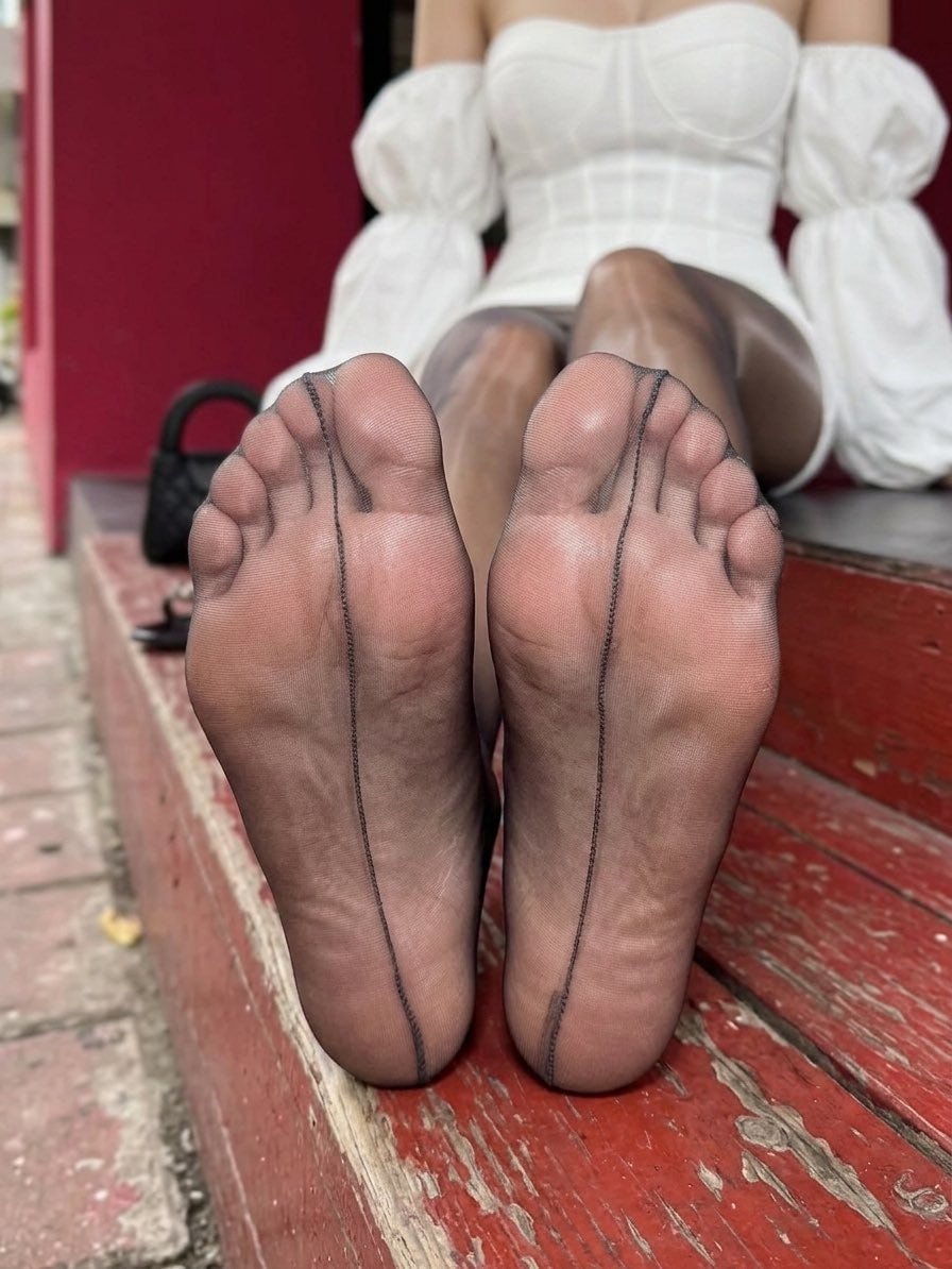 5528tame's tweet photo. 穿着高跟鞋走了一整天，回家脱下来的那一刻……

听说这种味道，反而最容易让某些人上头？😏 https://t.co/1L0SiX5FUw