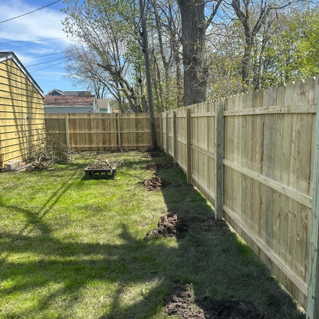 kd_fencesyracus's tweet photo. 🔨 One fence, a big backyard difference! 
This wood privacy fence adds structure and creates a more private space for family time and kids to play. 

Ready to upgrade your yard? 
📞 (315) 756-6464

#WoodFence #SyracuseNY #BackyardLiving #KDFenceDeckServices https://t.co/Bd1LoJ67yI