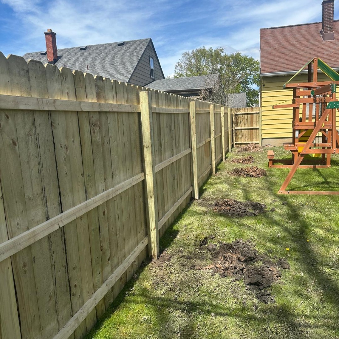 kd_fencesyracus's tweet photo. 🔨 One fence, a big backyard difference! 
This wood privacy fence adds structure and creates a more private space for family time and kids to play. 

Ready to upgrade your yard? 
📞 (315) 756-6464

#WoodFence #SyracuseNY #BackyardLiving #KDFenceDeckServices https://t.co/Bd1LoJ67yI