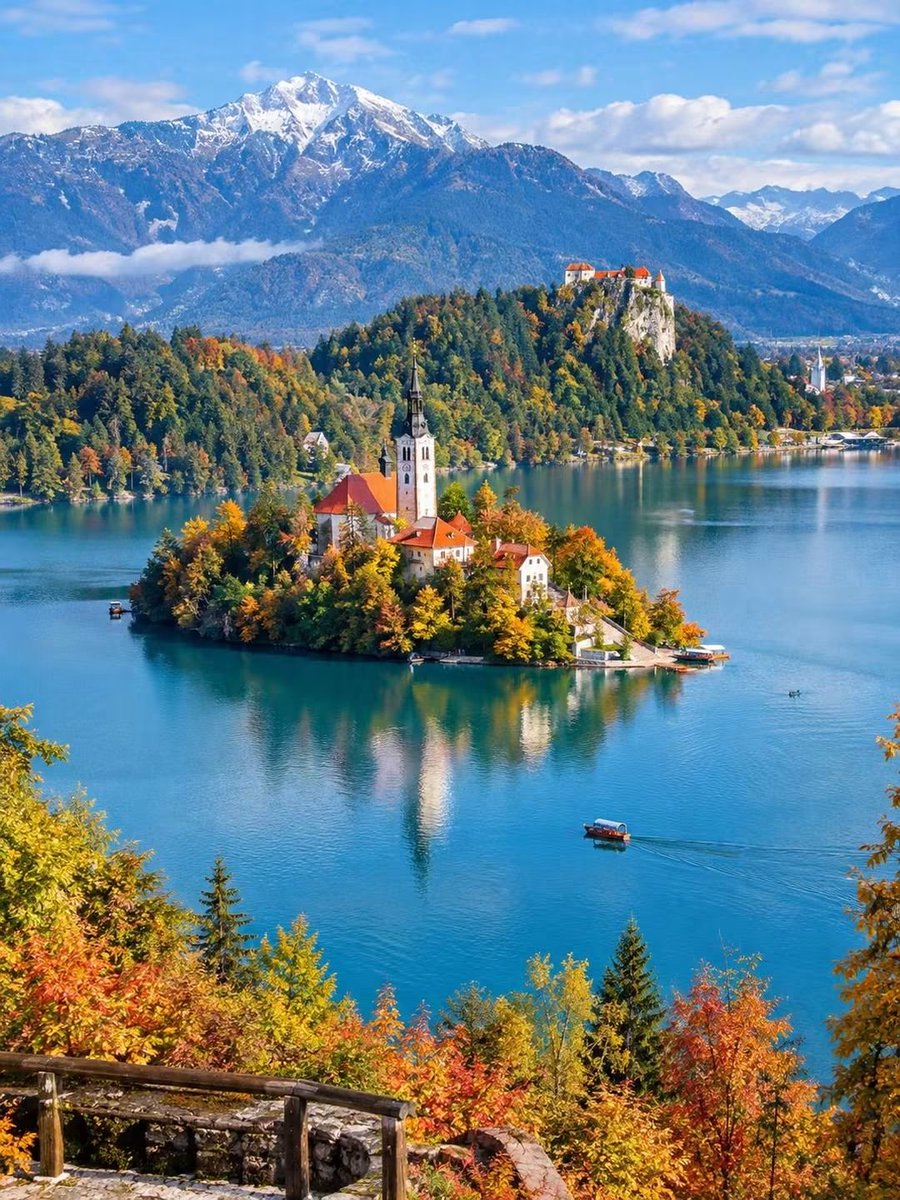 SeascapeNature's tweet photo. Lake Bled, Slovenia 🇸🇮 https://t.co/8UfjtBrMLa