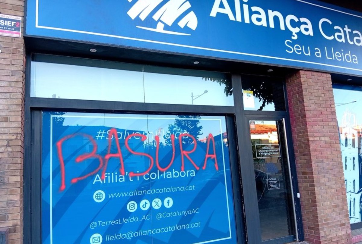 Lleida_AC's tweet photo. Un cop més. Pintades i vidre trencat a la seu d’Aliança Catalana a Lleida.

No és un fet aïllat: és assetjament. I el silenci, complicitat.

Quan ho condemnareu @flarrosa @xavipalaulleida @ViolantCervera @jfreixanet?

Tant que parleu de llibertat i democràcia.

💙 #SalvemLleida https://t.co/qn7ZZ9p1DI