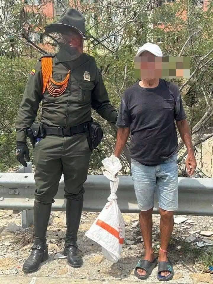 A64029345's tweet photo. Atadas sus patitas la iba a botar al río 📷
En Soledad (Atlántico) #Colombia el instinto de la Policía Nacional  salvó a esta gatita al ver que este "hombre" llevaba un costal de manera sospechosa, no dudaron en requisarlo y encontraron esta escena 📷📷 La gatita está a salvo !! https://t.co/pgpvLgLpbD