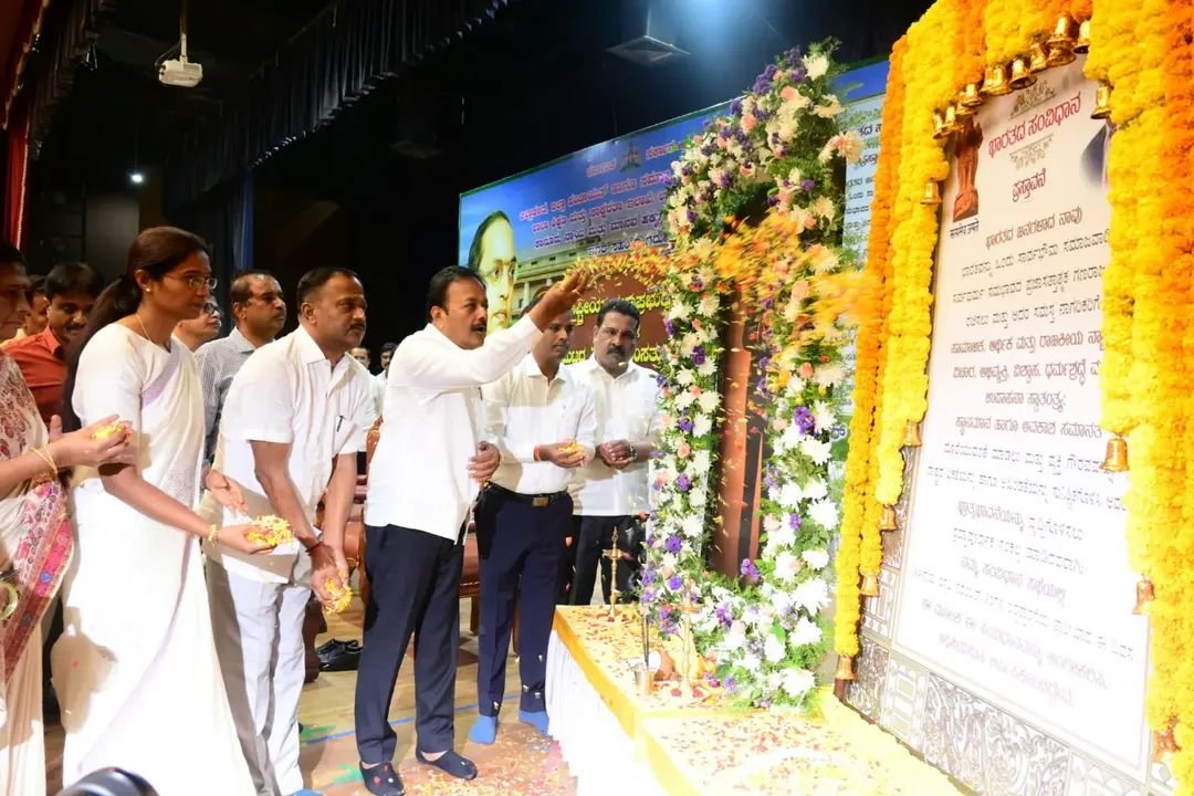 SWDGoK's tweet photo. ಮಂಡ್ಯ: ನಗರದ ಡಾ. ಬಿ.ಆರ್. ಅಂಬೇಡ್ಕರ್ ಭವನದಲ್ಲಿ ಜಿಲ್ಲಾಡಳಿತ, ಜಿಲ್ಲಾ ಪಂಚಾಯತ್ ಹಾಗೂ ಸಮಾಜ ಕಲ್ಯಾಣ ಇಲಾಖೆಯ ಸಂಯುಕ್ತಾಶ್ರಯದಲ್ಲಿ ಆಯೋಜಿಸಲಾಗ���ದ್ದ "ಅಂತಾರಾಷ್ಟ್ರೀಯ ಪ್ರಜಾಪ್ರಭುತ್ವ ದಿನಾಚರಣೆ" ಹಾಗೂ ಜಿಲ್ಲಾ ಮಟ್ಟದ ಯುವ ಸಂಸತ್ತು ಸಭೆಗೆ ಮಾನ್ಯ ಜಲಸಂಪನ್ಮೂಲ ಸಚಿವರಾದ ಶ್ರೀ @NChaluvarayaS ಅವರು ಚಾಲನೆ ನೀಡಿದರು. https://t.co/cbW2rsYoza