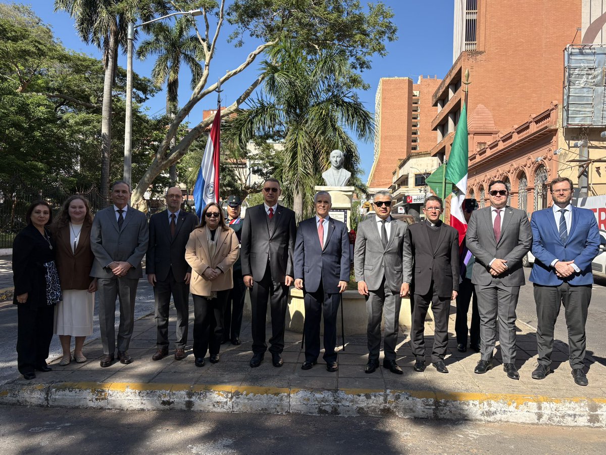 EmbaMexPay's tweet photo. #Ahora colocamos ofrenda floral en el monumento a Don Miguel Hidalgo y Costilla en el centro de #ASU para conmemorar el 2️⃣1️⃣6️⃣  aniversario de la Independencia de México 🇲🇽 ¡Viva México! ¡Viva la Independencia!
@SRE_mx https://t.co/geUgfLKRRa
