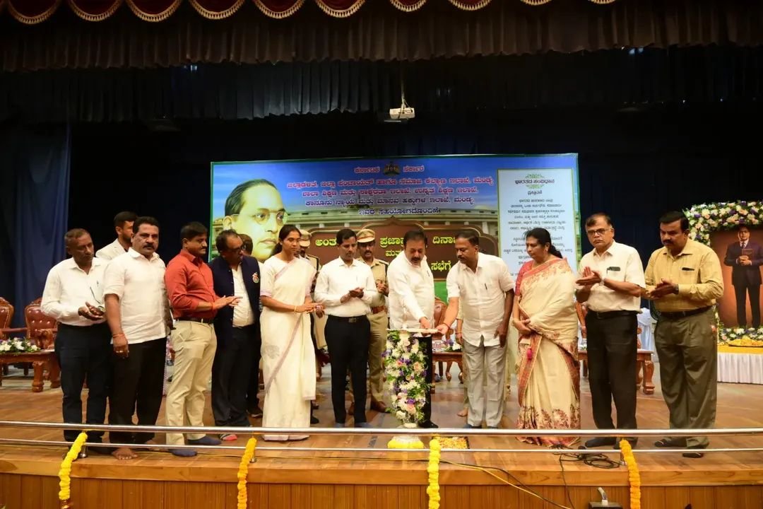 SWDGoK's tweet photo. ಮಂಡ್ಯ: ನಗರದ ಡಾ. ಬಿ.ಆರ್. ಅಂಬೇಡ್ಕರ್ ಭವನದಲ್ಲಿ ಜಿಲ್ಲಾಡಳಿತ, ಜಿಲ್ಲಾ ಪಂಚಾಯತ್ ಹಾಗೂ ಸಮಾಜ ಕಲ್ಯಾಣ ಇಲಾಖೆಯ ಸಂಯುಕ್ತಾಶ್ರಯದಲ್ಲಿ ಆಯೋಜಿಸಲಾಗ���ದ್ದ "ಅಂತಾರಾಷ್ಟ್ರೀಯ ಪ್ರಜಾಪ್ರಭುತ್ವ ದಿನಾಚರಣೆ" ಹಾಗೂ ಜಿಲ್ಲಾ ಮಟ್ಟದ ಯುವ ಸಂಸತ್ತು ಸಭೆಗೆ ಮಾನ್ಯ ಜಲಸಂಪನ್ಮೂಲ ಸಚಿವರಾದ ಶ್ರೀ @NChaluvarayaS ಅವರು ಚಾಲನೆ ನೀಡಿದರು. https://t.co/cbW2rsYoza
