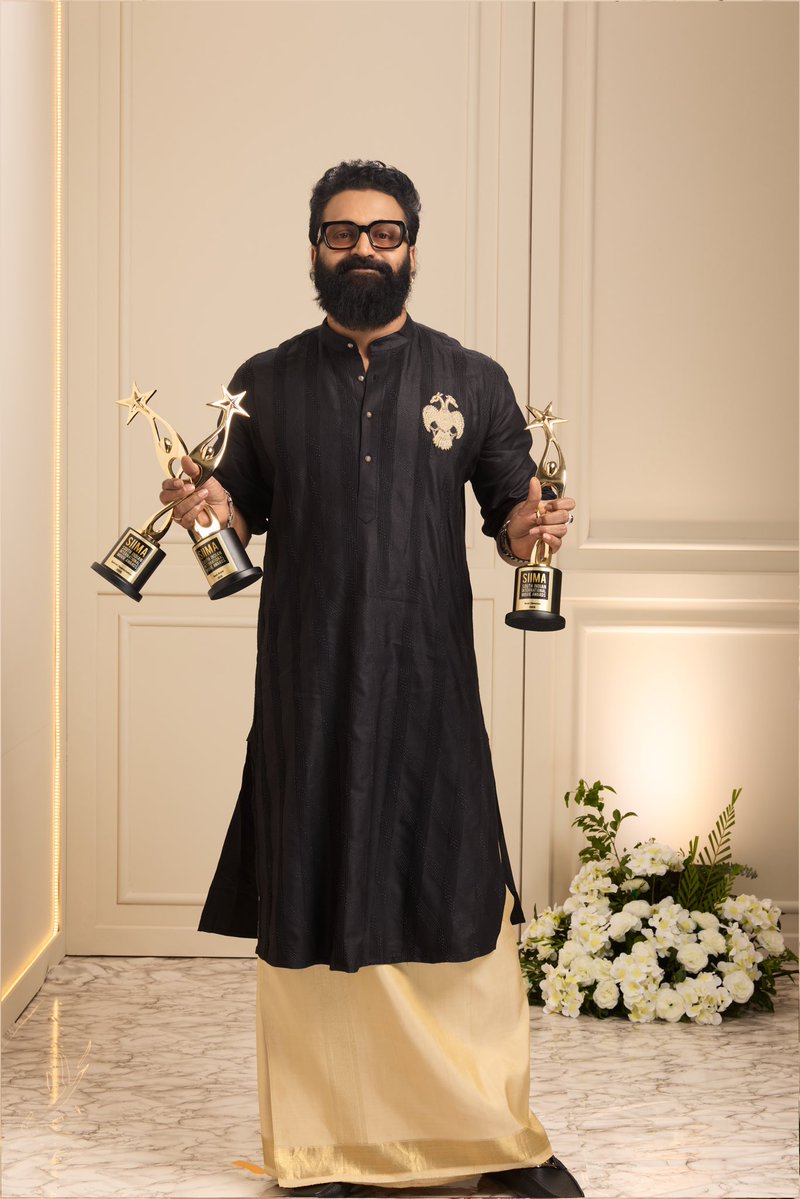 shetty_rishab's tweet photo. A truly special evening at the #SiimaAwards. 

Best Actor, Best Director and Best Film for #Kantara, along with the Special Appreciation for Mayakara. Grateful for every bit of recognition and, more than that, for everyone who made this film possible.

Congratulations to the entire #Kantara team on 9 awards across Best Actress, Best Cinematographer, Best Music, Best Lyricist and Special Appreciation for Costume Design.

Every award is a reflection of the hard work, belief and love that went into creating this world. Thank you to the entire team, the audience and everyone who stood by #Kantara through this journey.

A night to remember.

ಎಲ್ಲ ಪ್ರಶಸ್ತಿಗಳನ್ನು ದೈವದ ಪಾದಕ್ಕೆ ಅರ್ಪಿಸುತ್ತೇನೆ.
ಜೈ ಕರ್ನಾಟಕ ಮಾತೆ