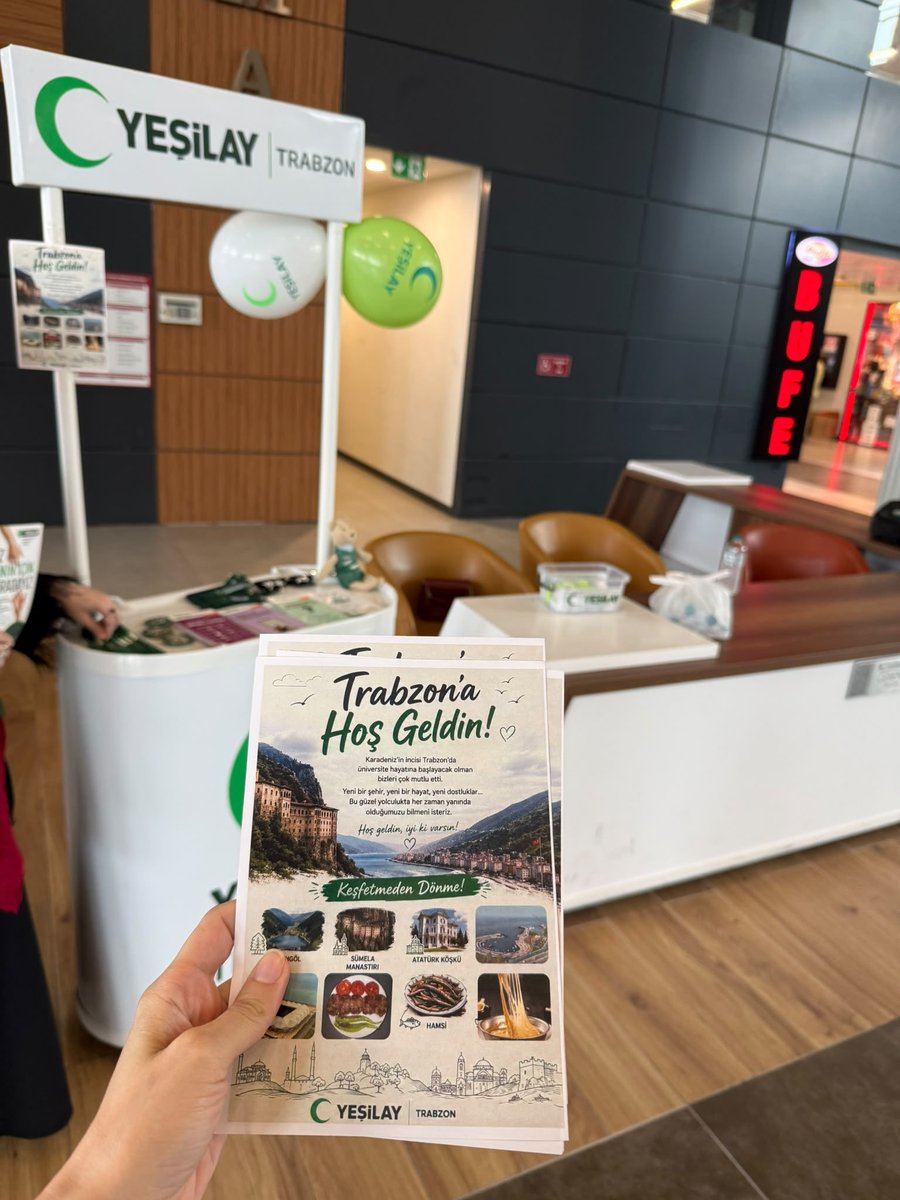 Yesilay_Trabzon's tweet photo. 🎒Yeni bir başlangıç, sağlıklı bir gelecek!

Yeşilay Trabzon Şubesi olarak gönüllülerimizle birlikte Trabzon Şehirlerarası Otobüs Terminali’nde stant kurarak üniversite hayatına yeni başlayacak öğrencilerimiz ve vatandaşlarımızla bir araya geldik. 💚 https://t.co/RA8iVZM3w1