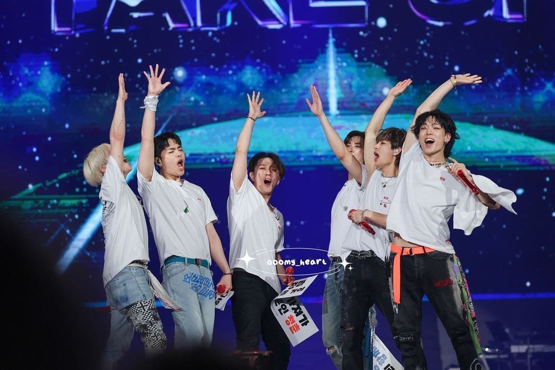 blossompiesz's tweet photo. Wow 11! From the first day stanning you guys until today, I’m always proud and love you so much. Let’s grow old together until then, so happy anniversary my love ones! Miss you always ❤️✨

#ForeverSti11withiKON
#아이콘과함께한11년
#iKON #아이콘 @iKONIC_143 https://t.co/SSgZtESbEG