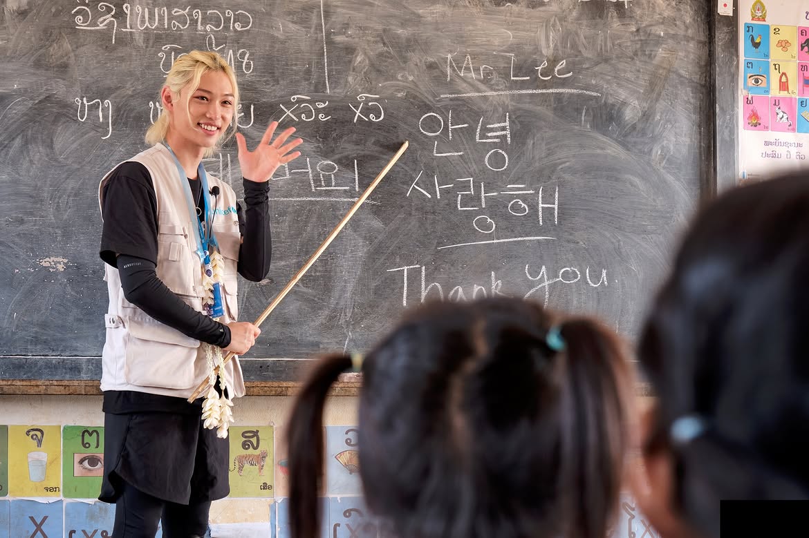 UNICEFargentina's tweet photo. 🎉¡Hoy celebramos el cumpleaños de #Felix, integrante de @Stray_Kids y Embajador Nacional de @unicefkorea!

Cada año, Felix convierte esta fecha especial en una oportunidad para apoyar a niñas y niños que más lo necesitan.💙
🫰 Gracias, Felix, por estar del lado de la infancia y ayudar a llevar esperanza, especialmente cuando una emergencia cambia sus vidas.

📸 @UNICEFLaos 
#StrayKids #STAY
