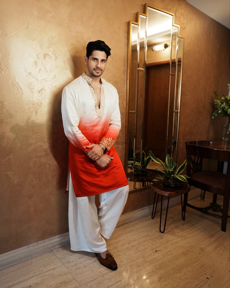 SidMalhotra's tweet photo. Wishing everyone a very Happy Ganesh Chaturthi ❤️🙏
'Vvaan' day to go for #TheVvaan trailer 🔱 https://t.co/pt8V4IKMEp