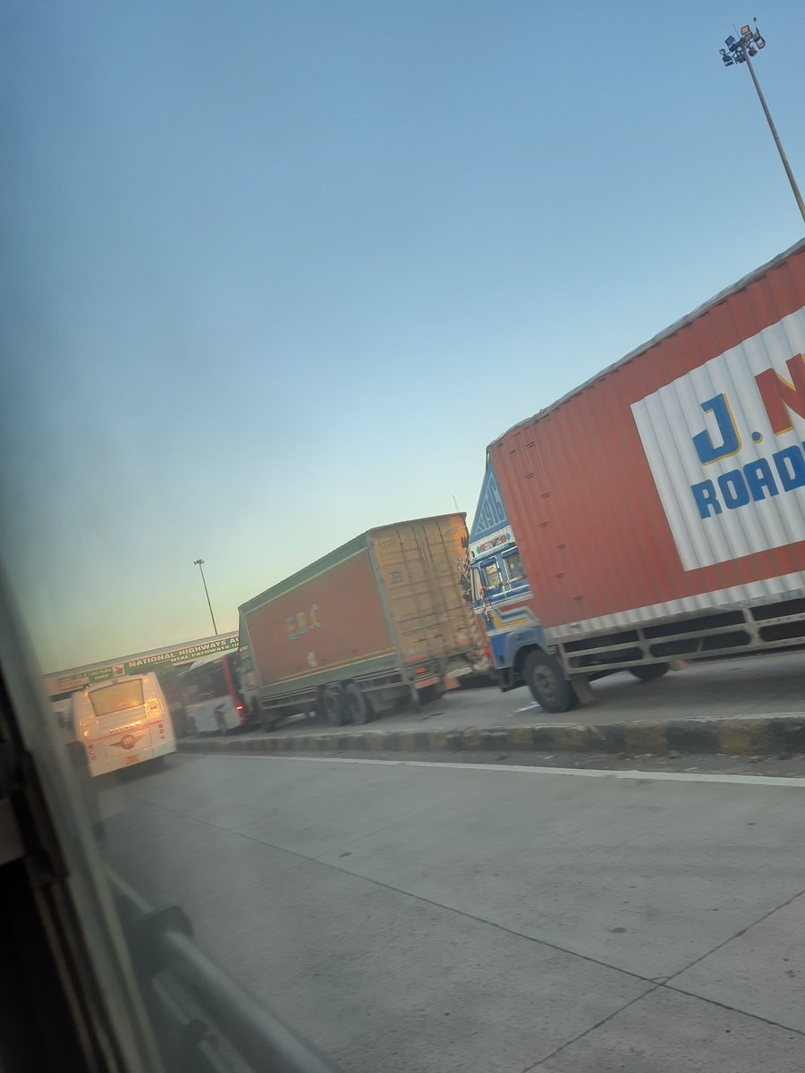 PalakJn28's tweet photo. @nitin_gadkari ji at sonway toll plaza in NH52(MUM-AGRA), rau -pithampur in MP  where even after fastag daily long line of vehicles is there, wait time is 30-40 min , their fastag never works and for a corporate person who travels daily it's a big issue, need solution. https://t.co/ahNm3fXCGW