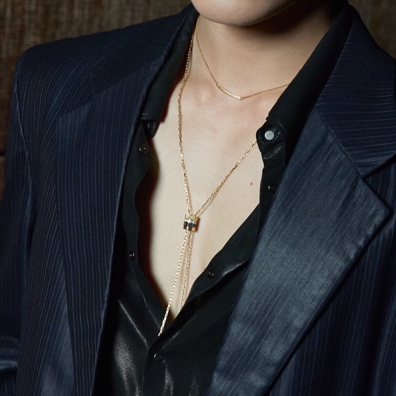 venaliza__'s tweet photo. ละจั๊นชอบเวลาน้องต้าใส่เสื้อเปิดคอกว้างๆ ละใส่สร้อยคอยาวๆหรือสองเลเยอร์ขึ้นไปมาก ฮีดูเหมาะกะอะไรแบบนี้จริงๆนะ ใส่บ่อยๆได้เลยน้องต้า ใส่แล้วโคตรเมะ โคตรกึง โคตรแบด มองแต่ไกลดูออกอะว่าโคตรจะพี่ต้า https://t.co/Duxgi7GoD0