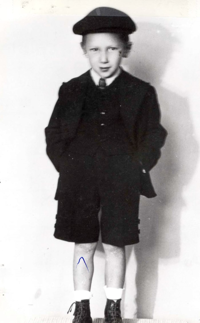AuschwitzMuseum's tweet photo. 15 September 1932 | A Romanian Jewish boy Solomon (Shlomo) Katz was born.

In 1944 he was deported to #Auschwitz and murdered in a gas chamber. https://t.co/ewwoC8UWkY