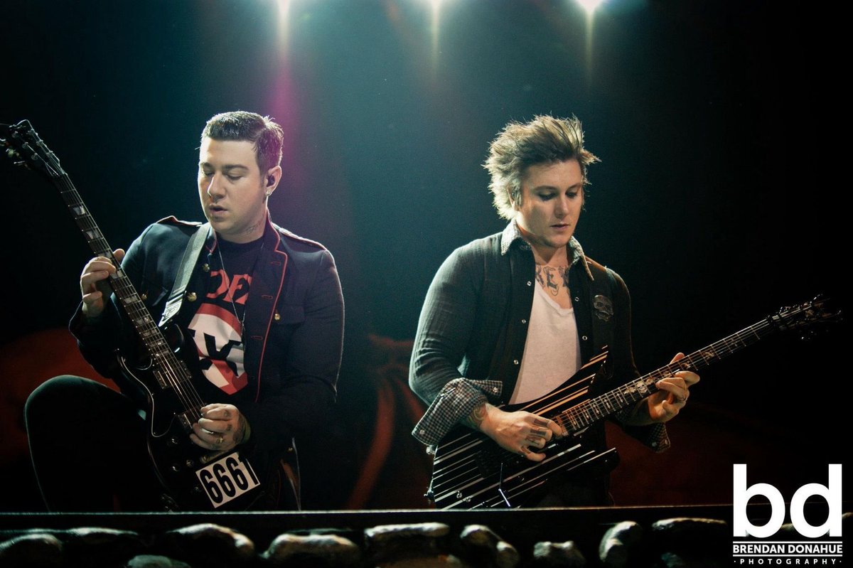 STCONightmares's tweet photo. Zacky Vengeance and Synyster Gates onstage at the Verizon Wireless Amphitheater (now known as the Hollywood Casino Amphitheatre) in Maryland Heights, Missouri on the Rockstar Uproar Festival 2011 - 25th September 2011

📷: Brendan Donahue https://t.co/HCRhdf4fRQ