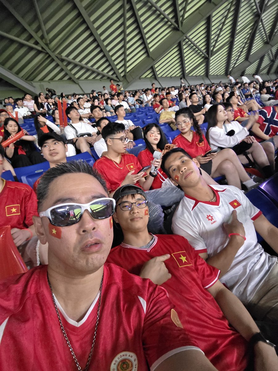 ZzzRootsShibuya's tweet photo. 今日はCông an Hà Nội FCの応援に大阪の吹田スタジアムに来ました！🇻🇳⚽️

結果はガンバ大阪に惨敗しましたが太鼓🥁の応援で、めちゃ盛り上がりました！

次は12月1日の柏レイソル戦！頑張れCông an Hà Nội FC🙋

#CAHN
#CAHNFC https://t.co/noN5kl5KrH