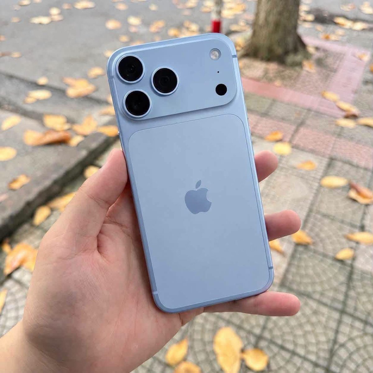 iReviewZones's tweet photo. Just inboxing  iPhone 18 pro Light Blue unboxing ! Look is so cool 😎 😱#iPhone #iphone18pro https://t.co/bUow14pnQB