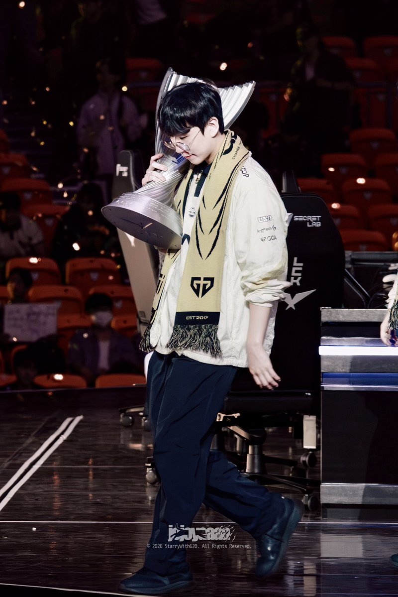 StarryWith620's tweet photo. 260913 LCK Finals
진심을 담은 남자. 💫

#RULER #룰러 https://t.co/Z2jVrlV4Vz