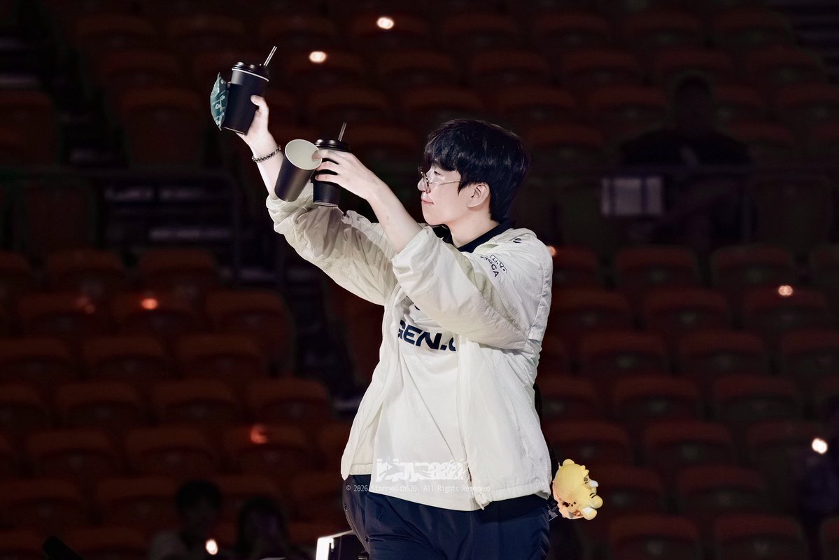 StarryWith620's tweet photo. 260913 LCK Finals
진심을 담은 남자. 💫

#RULER #룰러 https://t.co/Z2jVrlV4Vz