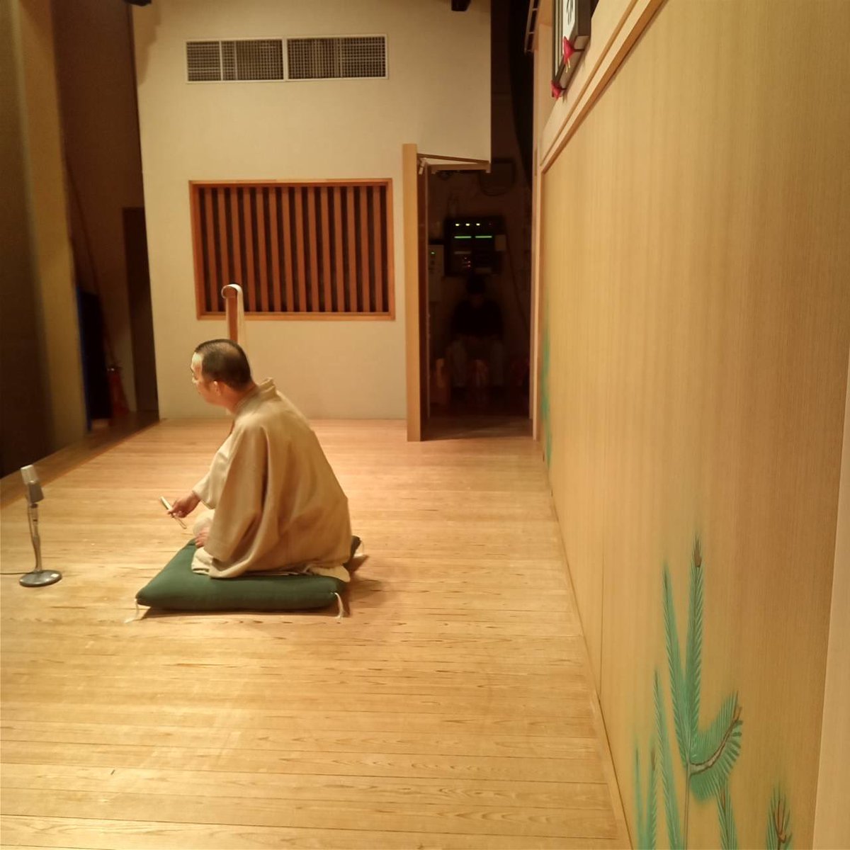 katsura_nanten's tweet photo. 初めて繁昌亭の昼席に出ました。
昼席は客席も楽屋も賑やかです。
写真は福丸さんが撮ってくれました。 https://t.co/Q6o028BjSG