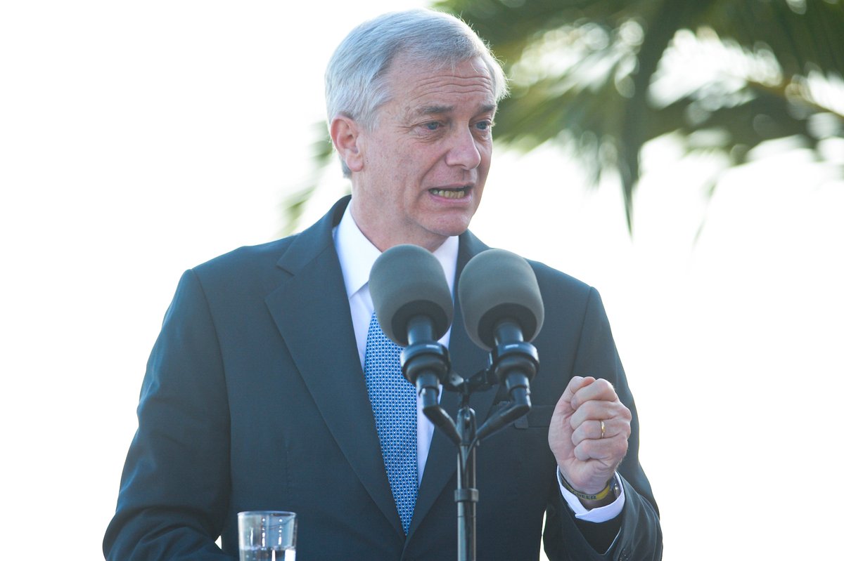 elmostrador's tweet photo. 🎙️ #AlPanPan | Jorge Insunza, analista político, exdiputado PPD y exministro de la Segpres: Sobre Kast, "yo creo que él no conduce el gobierno y no actúa como jefe de Estado", porque básicamente "él continúa como candidato". El presidente "no es conocido por sus horas de trabajo con sus ministros o sus horas de estudio que dedica a ciertos temas complejos", y tampoco "muestra carácter para llamar al orden a los ministros cuando se empiezan a mandar recados por la prensa". A esto se suma una "debilidad en la impronta de un jefe de estado que sabe cuidar los intereses del país", cuando diversas autoridades argentinas "le van corriendo el cerco en materia limítrofe". Entonces, es llamativo "este comportamiento que tiene como fan de Javier Milei", o también "este comportamiento también como niño chico frente a Trump". Todo esto "yo lo veo con una debilidad profunda y eso empieza a notarse"

Foto por Óscar Guerra / Agencia Uno 

Revisa la transmisión de hoy⬇️

https://t.co/aOxk3AXA5f