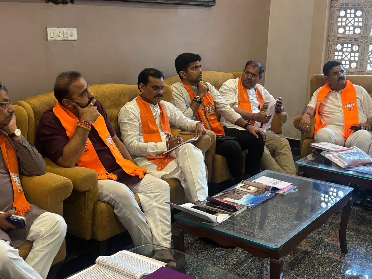 vdsharmabjp's tweet photo. 'वडनगर से वाराणसी जल, जन और सेवा संकल्प यात्रा' के संबंध में आज वडनगर में वरिष्ठ एवं प्रमुख कार्यक्रताओ के साथ बैठक कर यात्रा स��� जुड़ी समस्त गतिविधियों की समीक्षा की। 

#सेवा_संकल्प_अभियान
#SevaSankalpAbhiyan https://t.co/WQJ0dPtvLt
