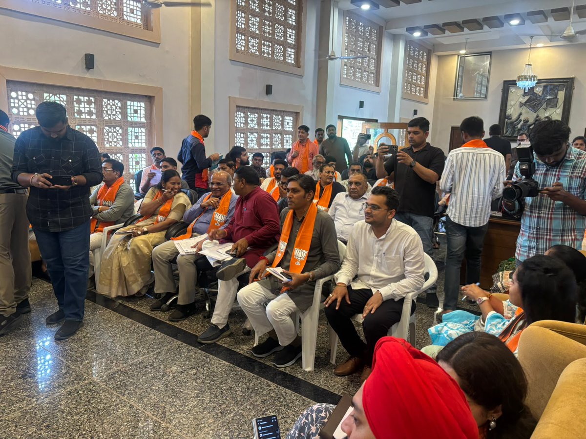 vdsharmabjp's tweet photo. 'वडनगर से वाराणसी जल, जन और सेवा संकल्प यात्रा' के संबंध में आज वडनगर में वरिष्ठ एवं प्रमुख कार्यक्रताओ के साथ बैठक कर यात्रा स��� जुड़ी समस्त गतिविधियों की समीक्षा की। 

#सेवा_संकल्प_अभियान
#SevaSankalpAbhiyan https://t.co/WQJ0dPtvLt