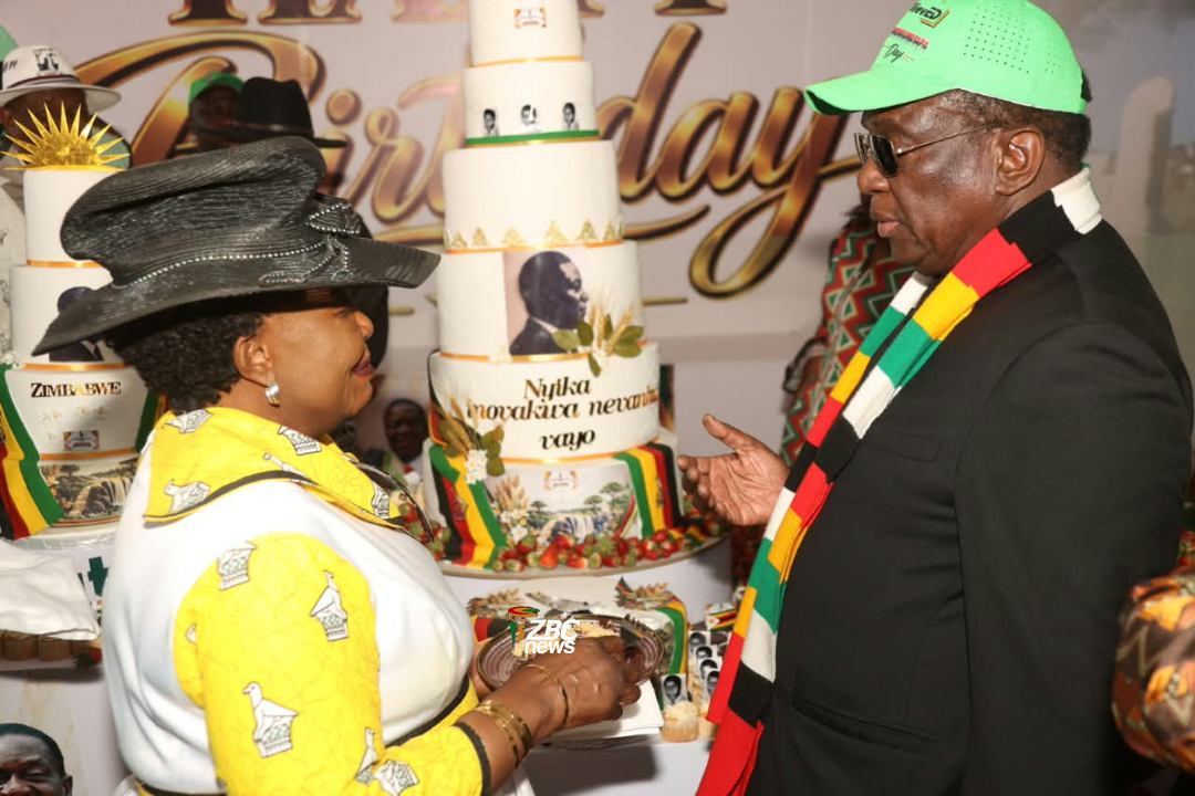 ZBCNewsonline's tweet photo. Memorable moments from Mvurwi as President Dr Emmerson Mnangagwa and First Lady Dr Auxillia Mnangagwa were presented with a birthday cake to mark the Head of State’s 84th birthday during the 3rd Munhumutapa Day commemorations.

#ZBCNews #ED84 #MunhumutapaDay #Mvurwi https://t.co/ZrW3topnQs