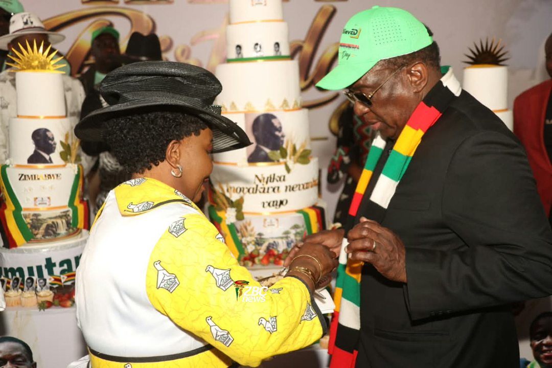 ZBCNewsonline's tweet photo. Memorable moments from Mvurwi as President Dr Emmerson Mnangagwa and First Lady Dr Auxillia Mnangagwa were presented with a birthday cake to mark the Head of State’s 84th birthday during the 3rd Munhumutapa Day commemorations.

#ZBCNews #ED84 #MunhumutapaDay #Mvurwi https://t.co/ZrW3topnQs
