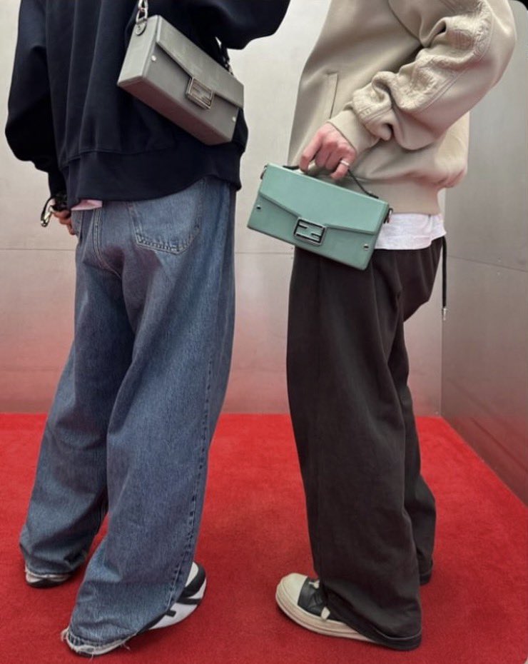mmskhotflow's tweet photo. おそろいFENDIのタグまで爆誕させて本人たちがこんな可愛い写真投下してくるめめさく強すぎる
顔写してない方も撮り方良すぎる

#目黒蓮 #佐久間大介 https://t.co/t3uV07I4dO
