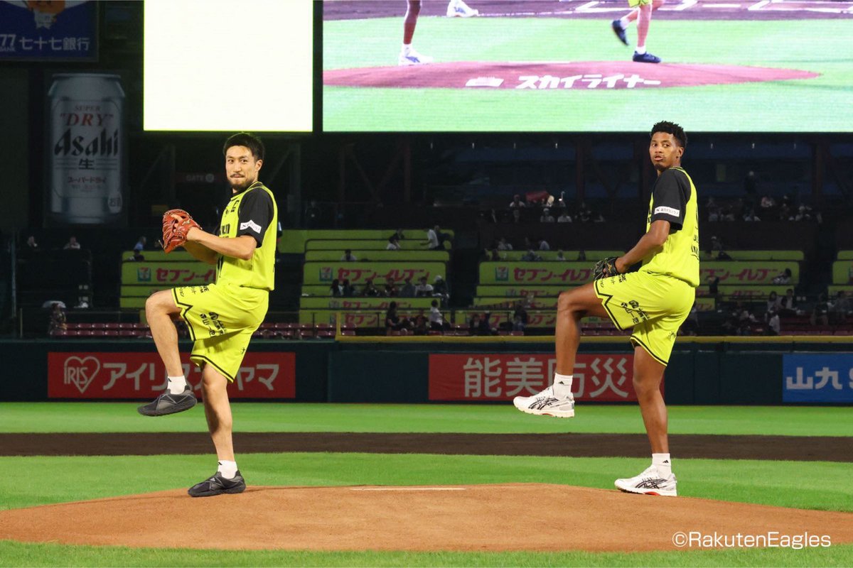 89ERS_Official's tweet photo. 本日、#東北楽天ゴールデンイーグルス さんに壮行会を開催いただきました🏟️✨

セレモニアルピッチには、#ジャレット・カルバー 選手、#片岡大晴 選手が登場⚾️
2人とも貴重なマウンドを楽しみながら、力強い投球を披露🔥

Bプレミア初代王者を目指すシーズン開幕に向けて、最高の弾みとなりました💪✨

東北楽天ゴールデンイーグルスのみなさま、ファンのみなさま、本当にありがとうございました🙌

いただいたエールを力に、今シーズンも全力で闘います🔥

@Rakuten__Eagles 
#RakutenEagles
#89ERS
#GRIND
#Bリーグ
#Bプレミア