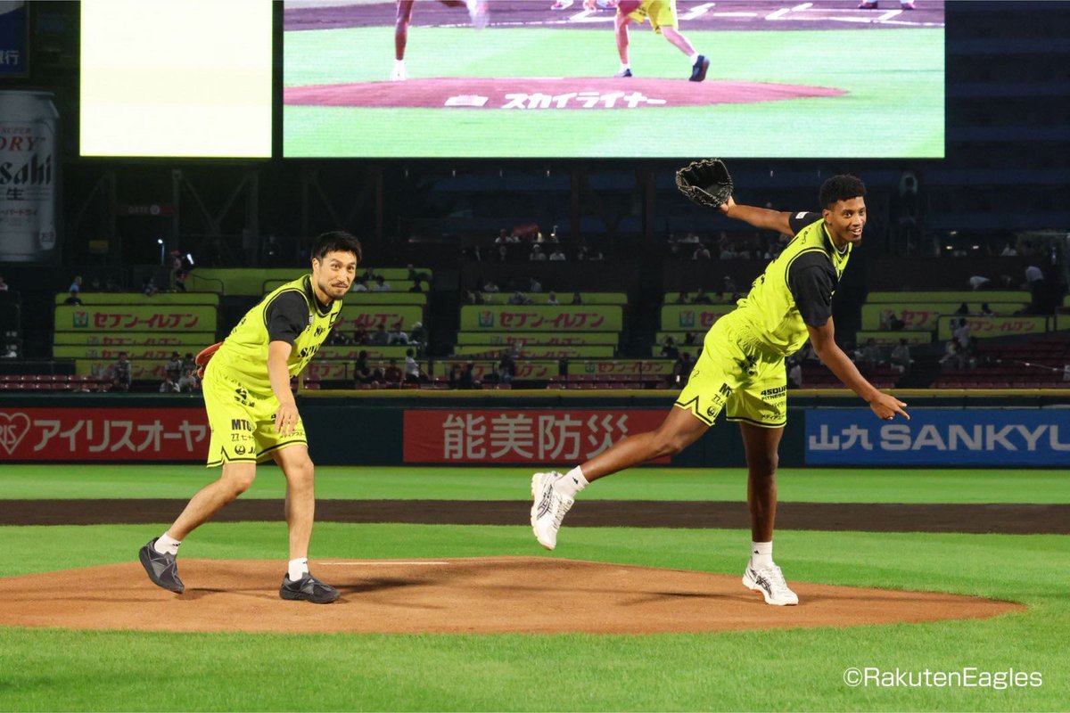 89ERS_Official's tweet photo. 本日、#東北楽天ゴールデンイーグルス さんに壮行会を開催いただきました🏟️✨

セレモニアルピッチには、#ジャレット・カルバー 選手、#片岡大晴 選手が登場⚾️
2人とも貴重なマウンドを楽しみながら、力強い投球を披露🔥

Bプレミア初代王者を目指すシーズン開幕に向けて、最高の弾みとなりました💪✨

東北楽天ゴールデンイーグルスのみなさま、ファンのみなさま、本当にありがとうございました🙌

いただいたエールを力に、今シーズンも全力で闘います🔥

@Rakuten__Eagles 
#RakutenEagles
#89ERS
#GRIND
#Bリーグ
#Bプレミア