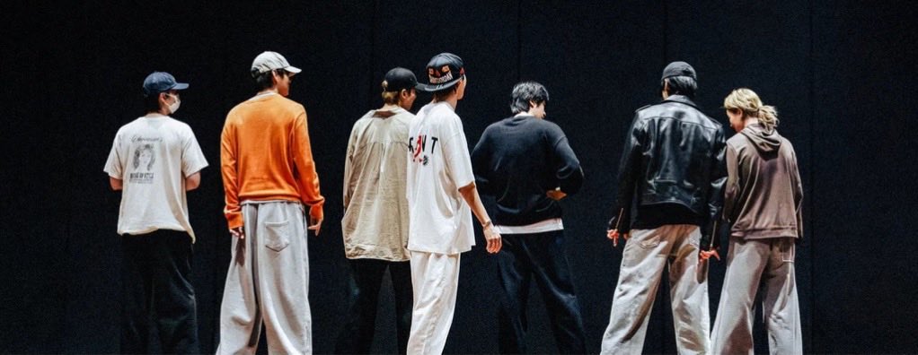 97VGI's tweet photo. OMG NEW OT7 PIC https://t.co/Ir3n3zD6Zc