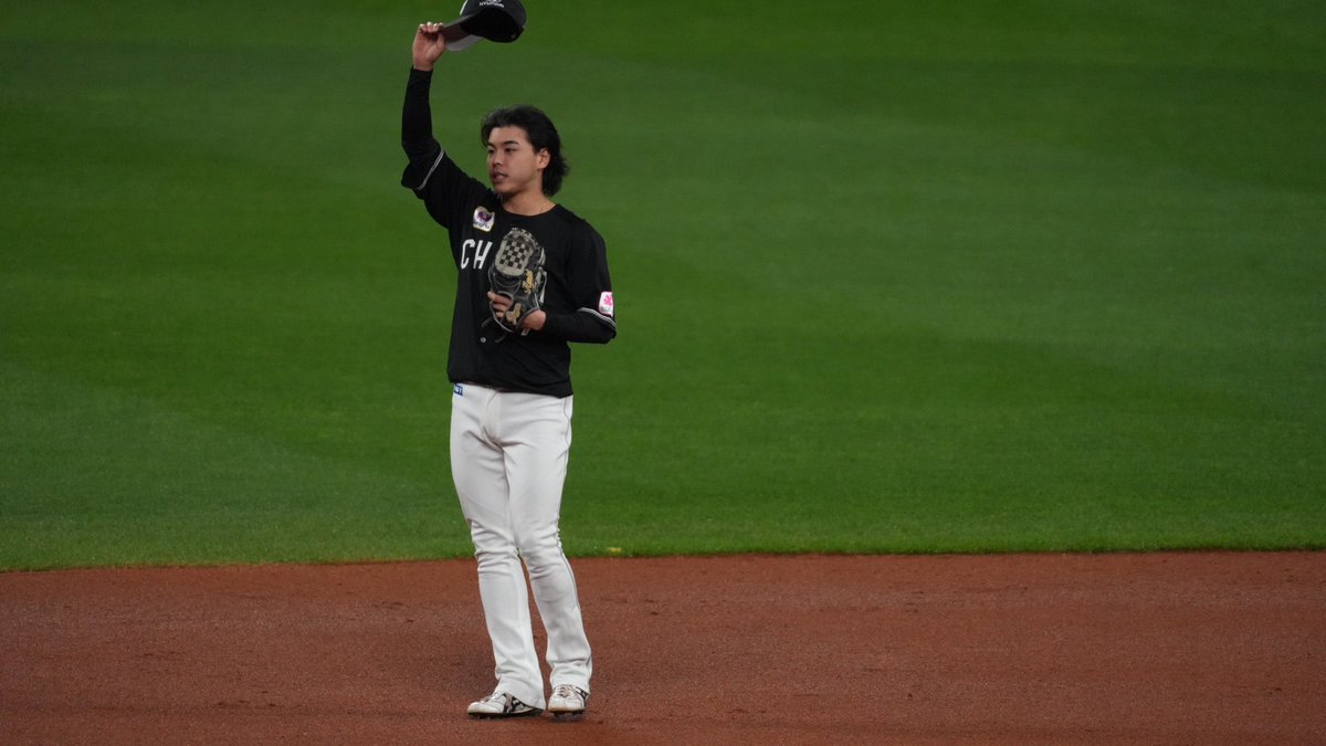 __mich712's tweet photo. 試合前のご挨拶。
白馬の王子様みがあるよね🐴✨️

#chibalotte https://t.co/QJE4CGU2mL