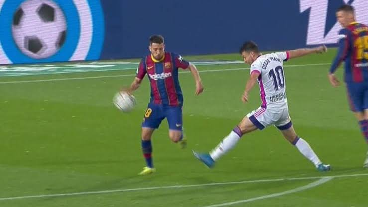 abg__29's tweet photo. No puedes ser de Madrid/Barça y venir a quejarte del VAR 

2020/2021: ya teníamos VAR, pero por lo que sea ese día no se quejaban https://t.co/40LYlTsgiE