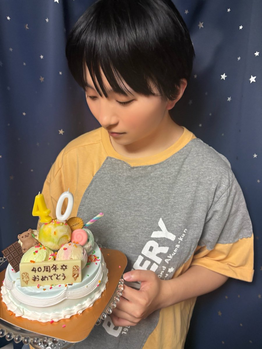 Mefu_Isuto's tweet photo. ⚠️コスプレ注意⚠️
月曜ドラマランド版悪魔くん40周年おめでとうございます🎉観ると元気をもらえる、大好きな作品です✨️
魔力！お祝い🎊
魔力！ケーキ🎂

月曜ドラマランド版悪魔くん
伊藤真吾♨️▶︎ @Mefu_Isuto https://t.co/8TMk3oWCI7