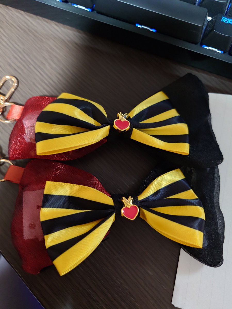 aikaminesan_'s tweet photo. 母上にヴィランズのランダムのリボン１個と鍵キーチャーム2個を買ってきてーって頼んだんですよ。

その結果がこれ。 https://t.co/x6ucCFbNjd