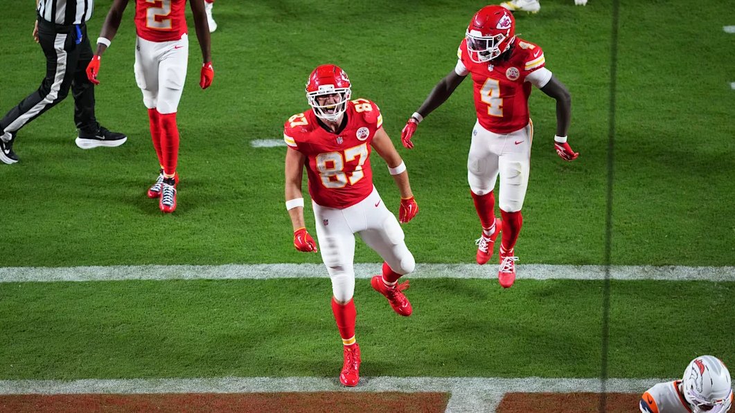 LanceTHESPOKEN's tweet photo. Longest reception at 36+ years old:

Tony Gonzalez: 25 yards
Antonio Gates: 27
Jason Witten: 33 yards
Travis Kelce: 59 yards https://t.co/t5DwtQwm1u