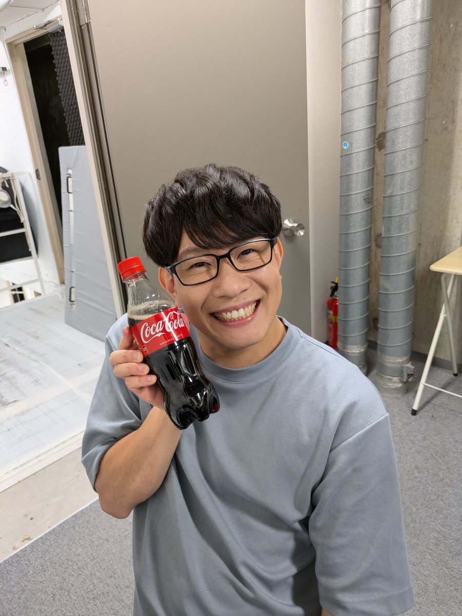 hemp_m's tweet photo. 久しぶりの「本日の豊永」を〜っ

とある撮影終わり、差し入れでいただいたコーラを片手にスマイル♪

本日の撮影、お知らせ出来るタイミングになりま���たら、改めてご報告させて頂きますので、楽しみにお待ちください〜っ♫ https://t.co/XDtL8OiHRa
