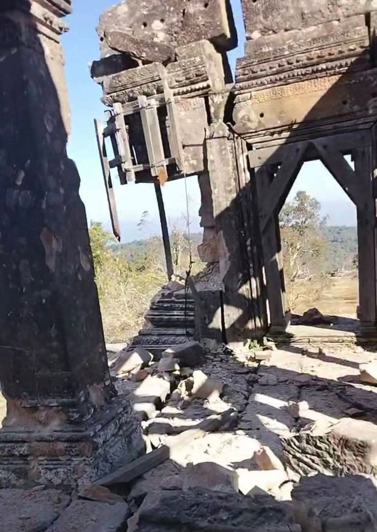 nagomiwcxg's tweet photo. Can you see it?? It's really hurts for Cambodians people Cambodians heart!!! If we started the war... I want to ask you why??? For what??? #savecambodiatemple #justiceforcamboia #cambodianeedpeace #unfairforcambodia 
#savekhmerculture 😔❤️‍🩹🇰🇭🙏🏻 https://t.co/JHUBfpnmHC