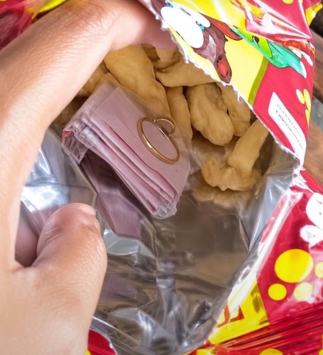 hvanps's tweet photo. CUMA MAU JAJAN, TAPI MALAH DAPET BONUS BEGINI😭😭
Pas pertama liat langsung mikir, “ini beneran nggak sih?”😭 Ternyata bukan emas mainan dong wkwk https://t.co/LpqUNkdpbw
