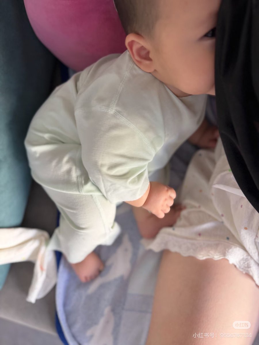 HeatherReapxu's tweet photo. 都说带娃的宝妈最有母性光辉，但其实也是个普通有欲望的女人罢了！

不要问我为什么喂奶🍼的时候发出那种声音，答案你们懂的… https://t.co/0RWpubn098