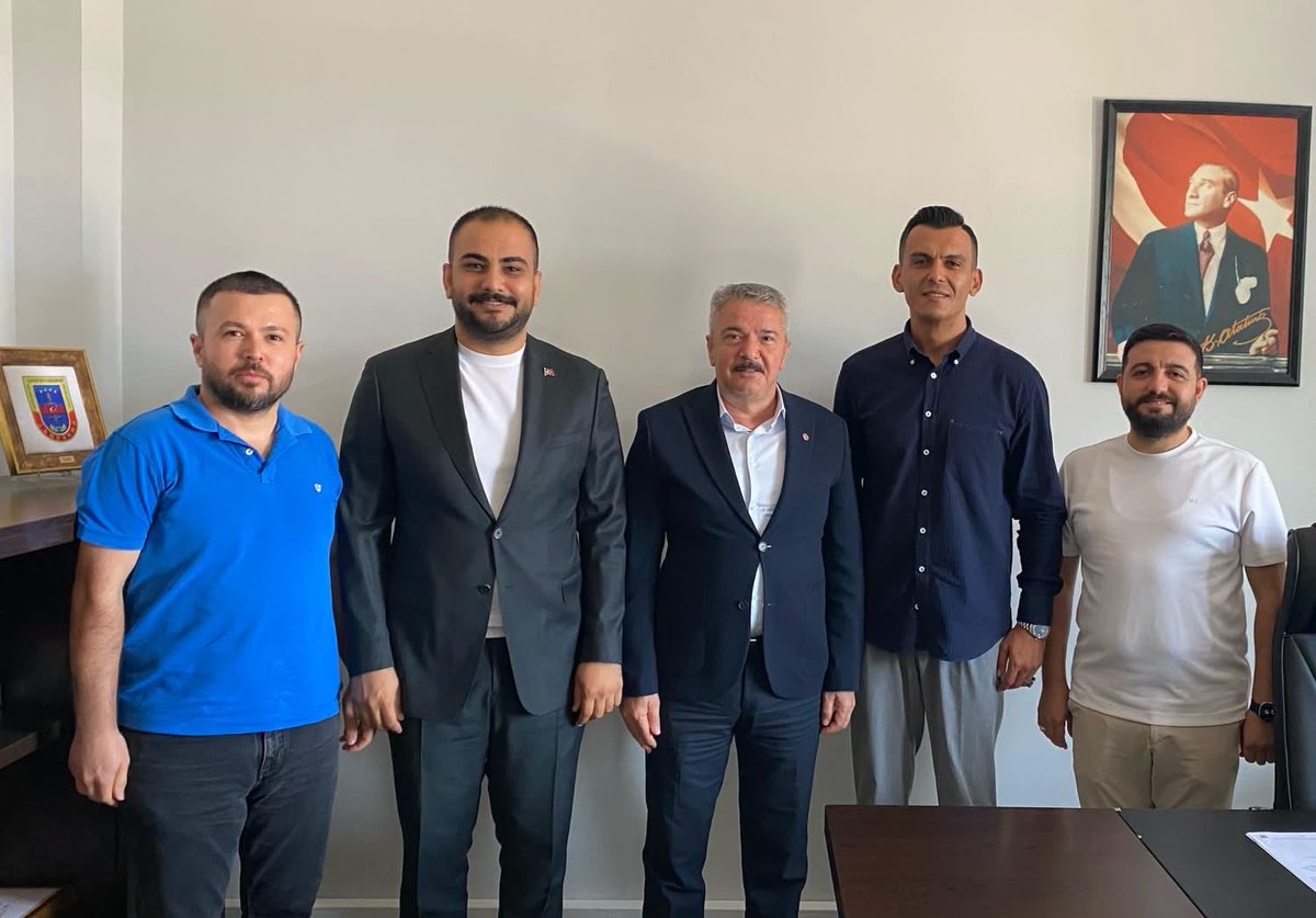 omerryasarrr's tweet photo. 📌Ziyaret | Mezitli 

İlçe Başkanımız Sayın Hüseyin Kılıç ve Yönetim Kurulu Üyelerimiz ile birlikte, İlçe Emniyet Müdür Yardımcımız Sayın Buğra Koçak’ı ziyaret ederek yeni görevinde hayırlı olsun dileklerimizi ilettik.

Nazik misafirperverliği için kendisine teşekkür ediyor, görevinde başarılar diliyoruz. 🇹🇷
